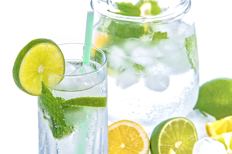 agua detox limón agua detox limón