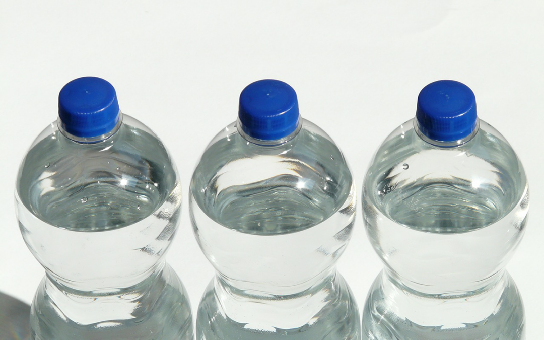 ¿Por qué deberíamos dejar de beber agua embotellada?